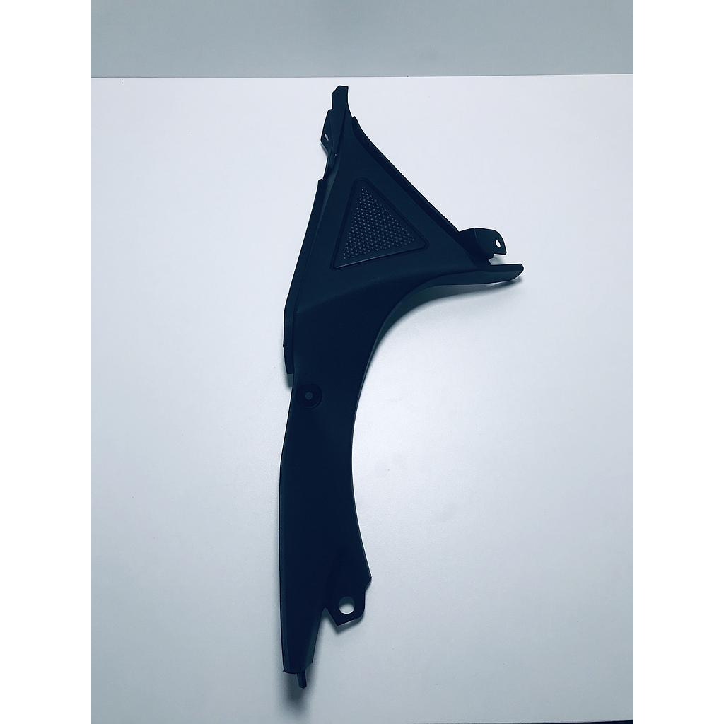 Plástico tapa guía lateral secundaria derecha GP